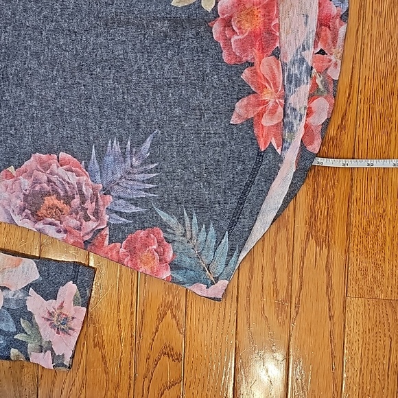 Pretty large floral print long, vneck, tunic top - Picture 2 of 9